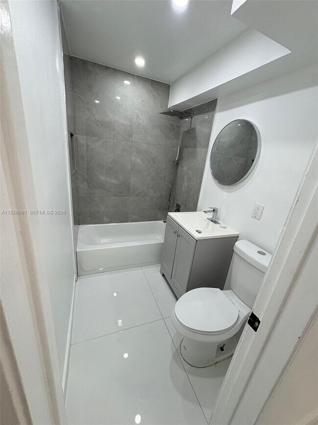 Building Photo - 505 NE 30th St