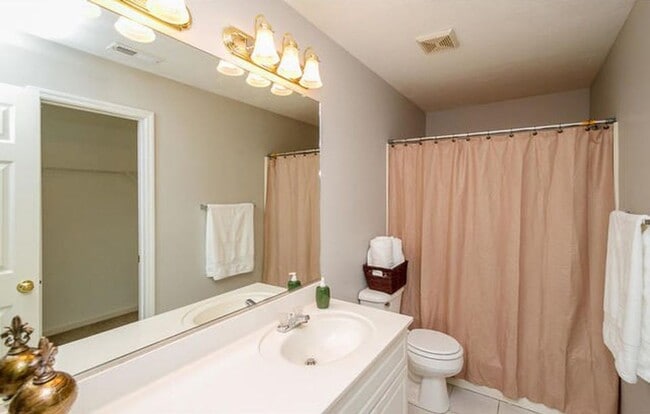 Building Photo - 3 Bed/3Bath Centrally located!!!