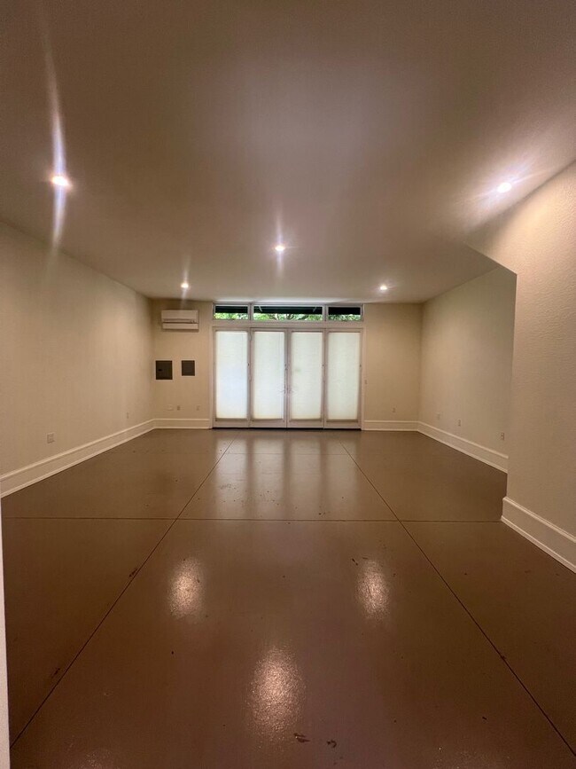 Building Photo - 2 Bedroom 2 bath Downtown Unit with $500 O...