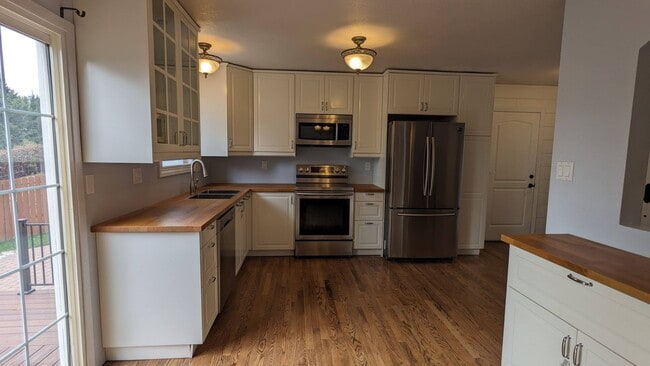 Building Photo - BEAUTIFUL 5 BED/3 BATH RANCHER WITH FINISH...