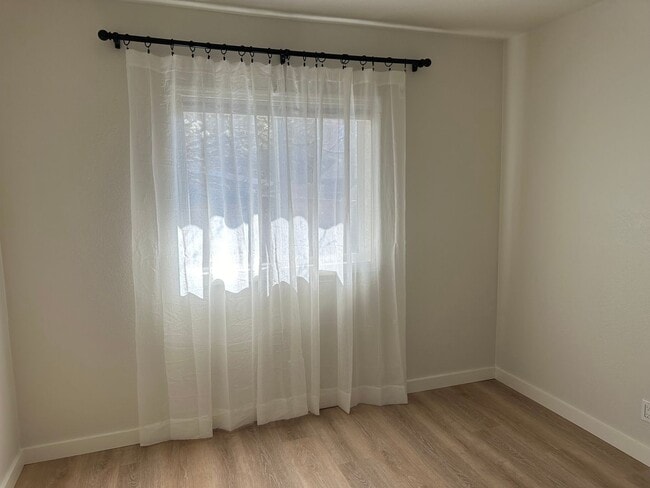 Building Photo - Beautiful high end 1 bedroom duplex with office!