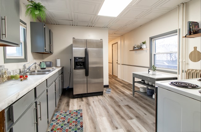 Building Photo - Available June 1st - 2 bed/1 bath Lower Duplex!