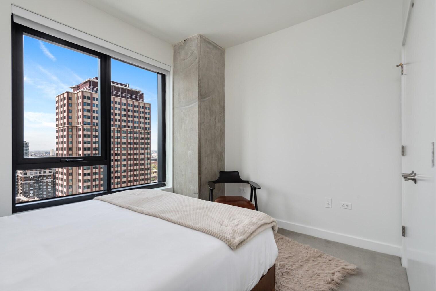 Building Photo - 829 N Clark St