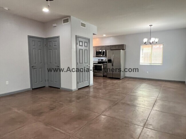 Building Photo - Newer Two Bedroom Town Homes