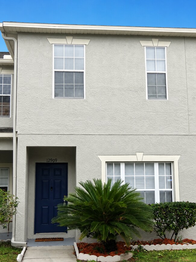 Building Photo - 3b / 2.5 bath  townhome in gated community