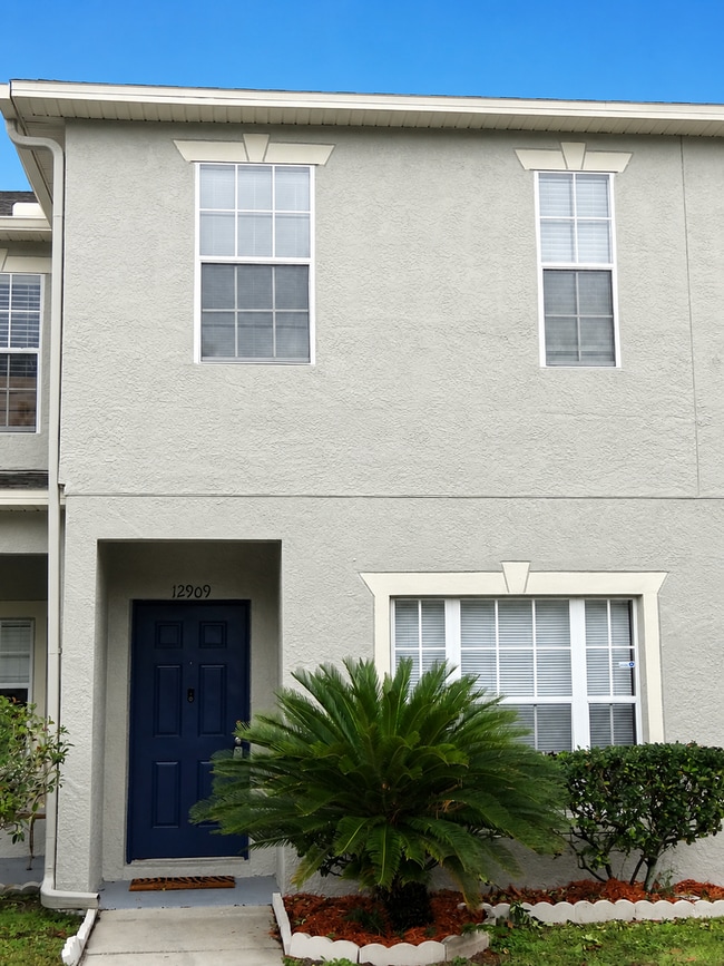 Building Photo - 3b / 2.5ba  townhome in gated community