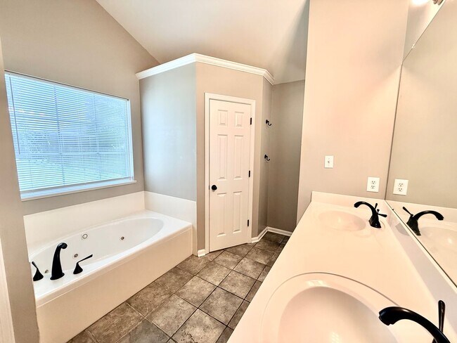 Building Photo - 12483 Fairhope Way