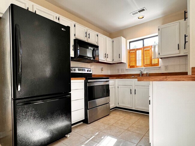 Building Photo - Close to UVA & Downtown-Don't miss this Mi...