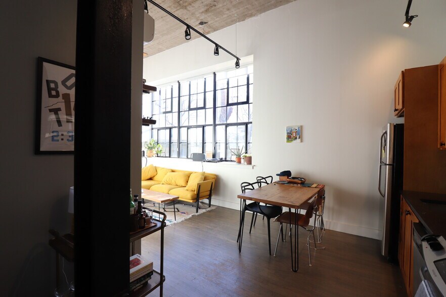 Building Photo - 20 Sunnyside St