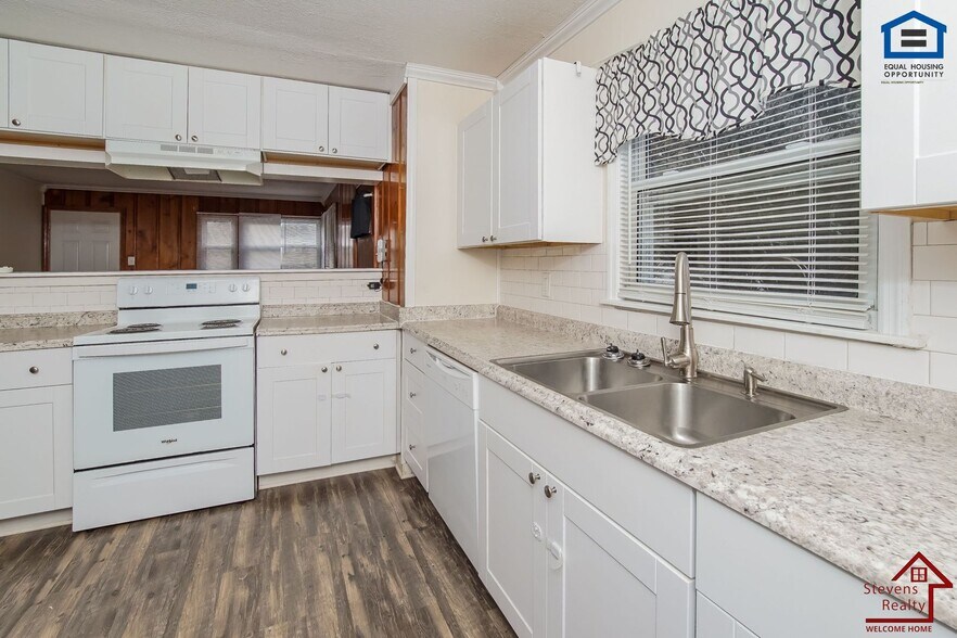 Building Photo - 3600 Selma Ave