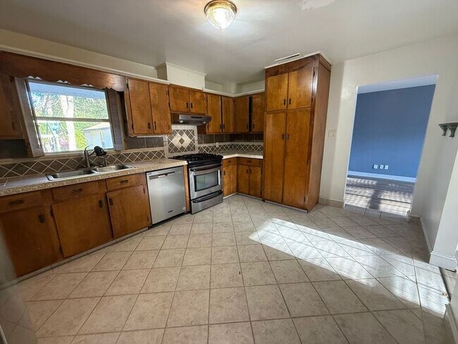 Building Photo - Gulf Breeze Proper - Casablanca - 2 bed, 1 bath