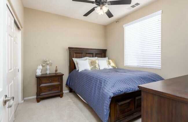 Building Photo - Spacious 5BR House in Palmdale