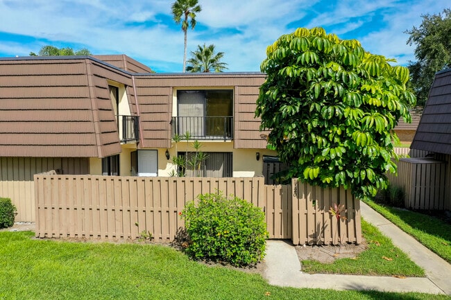 Building Photo - 1120 11th Ct