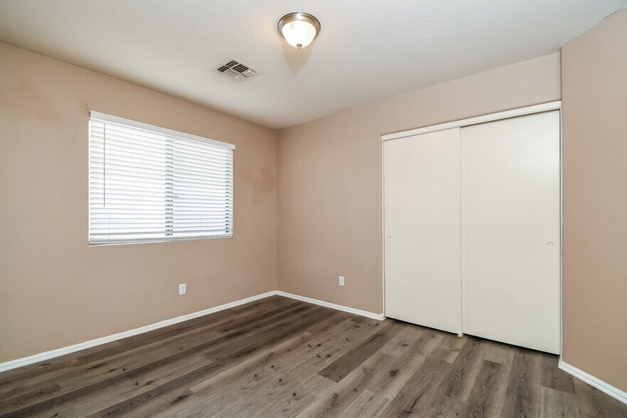 Building Photo - 975 E Vernoa St