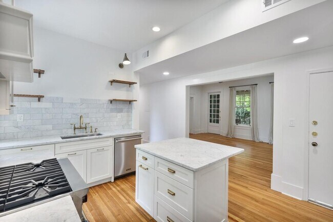 Building Photo - 116 Lafayette Dr NE