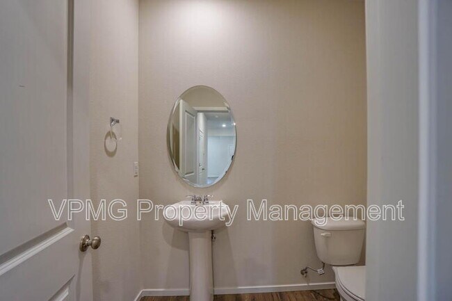 Building Photo - 2628 NE 117th Pl