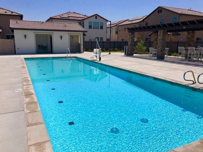 Building Photo - $2,295 Fowler & Shields, 4 bed - N. Sophie...