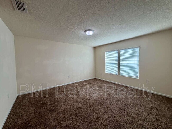 Building Photo - 2482 Beachview Dr