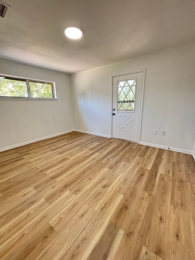 Building Photo - Spacious and beautifully updated 4-bedroom...