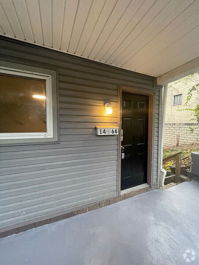 Building Photo - Modern 3 bed, move in ready! Section 8 Acc...