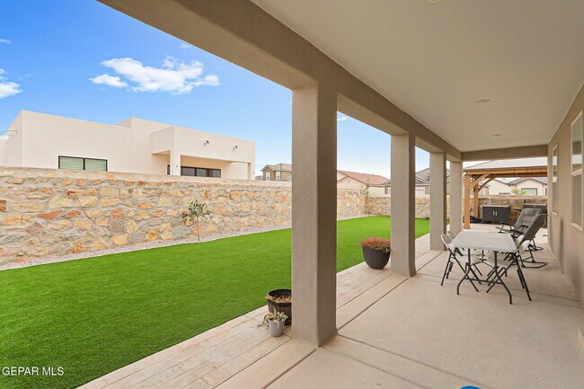 Building Photo - 824 Paseo Solar Dr