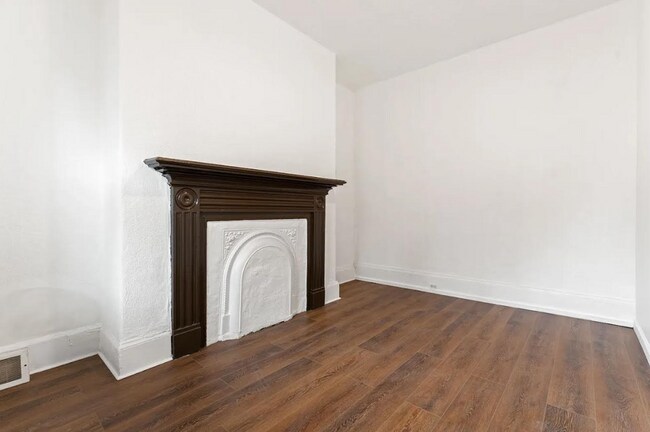 Building Photo - SCORE 1ST MONTH'S RENT FREE IF SIGNED BY DEC 24! Beautiful 2 Bedroom home in South side available...