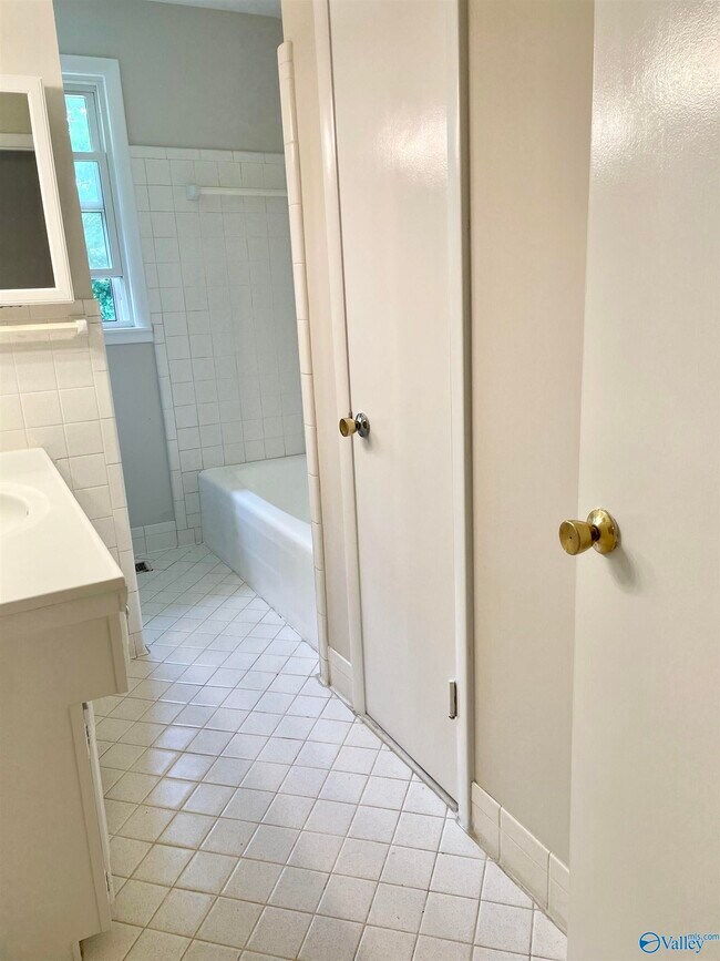 Building Photo - 304 Meadowbrook Dr SE