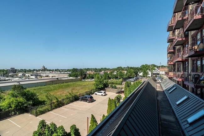 Building Photo - 215 W Maple St