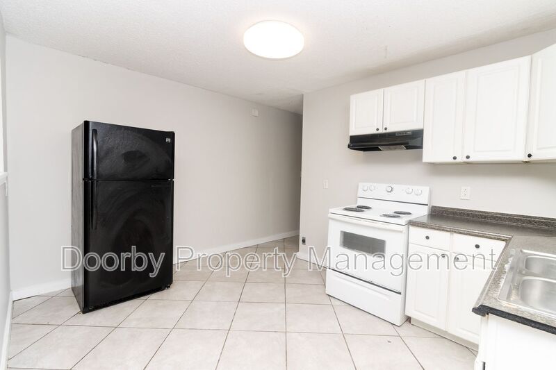 Building Photo - 1104 N Hawthorne St