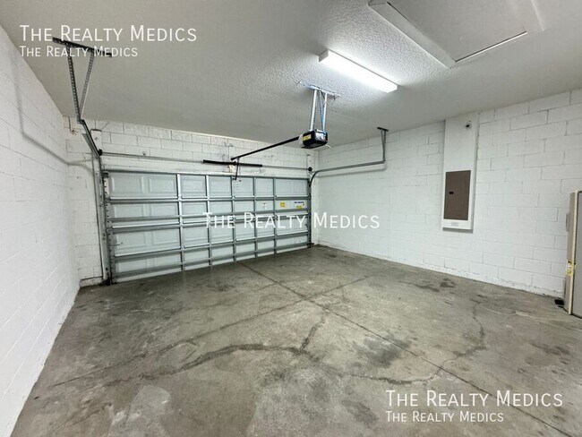 Building Photo - 205 Hibiscus Ln