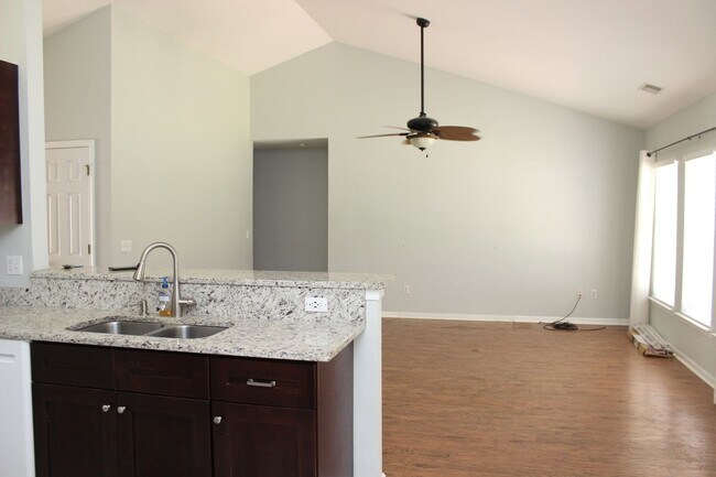 Building Photo - Ranch Home w/ Privacy Fence