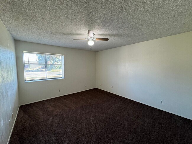 Building Photo - 3 Bedroom/2 Bath Home Off of South H Near ...