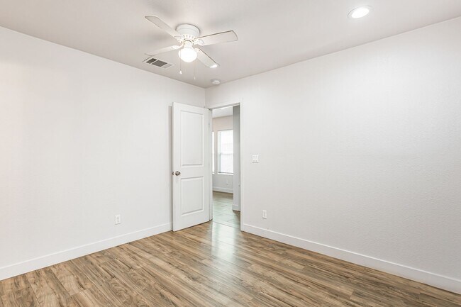 Building Photo - 7401 Valaria Dr