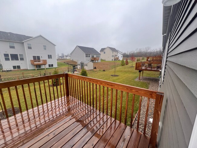 Building Photo - Four Bedroom Duplex in Caledonia!