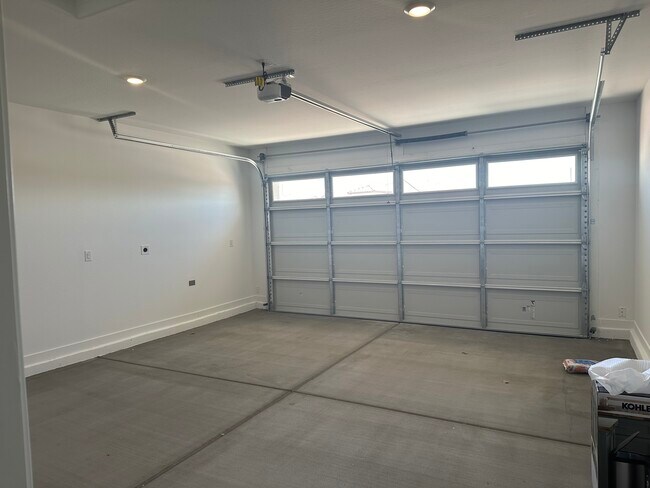 Gargage - 3110 N 199th Dr