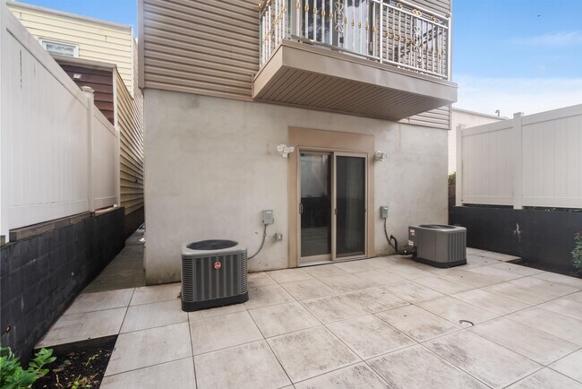 Building Photo - 88 Poplar St