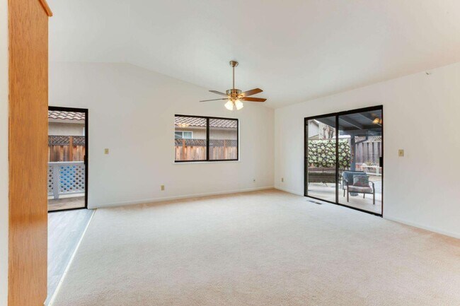 Building Photo - 431 Paul Dr