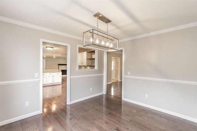 Building Photo - 6 bed/3 1/2 bath.  Pet Friendly