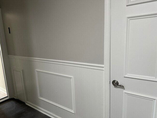 Building Photo - 137 N Center St