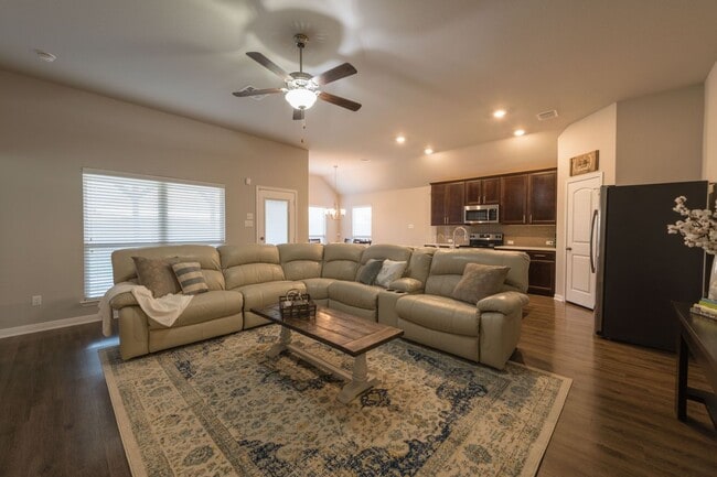 Building Photo - Gorgeous Three Creeks Home