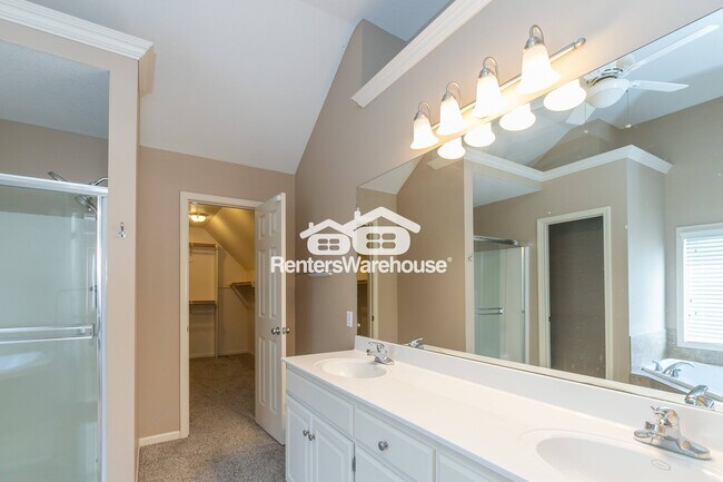 Building Photo - 5701 NE Hidden Meadow Dr