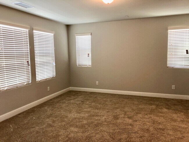 Building Photo - $2,295 Fowler & Shields, 4 bed - N. Sophie...