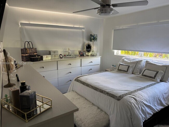 Building Photo - 2911 Monroe St