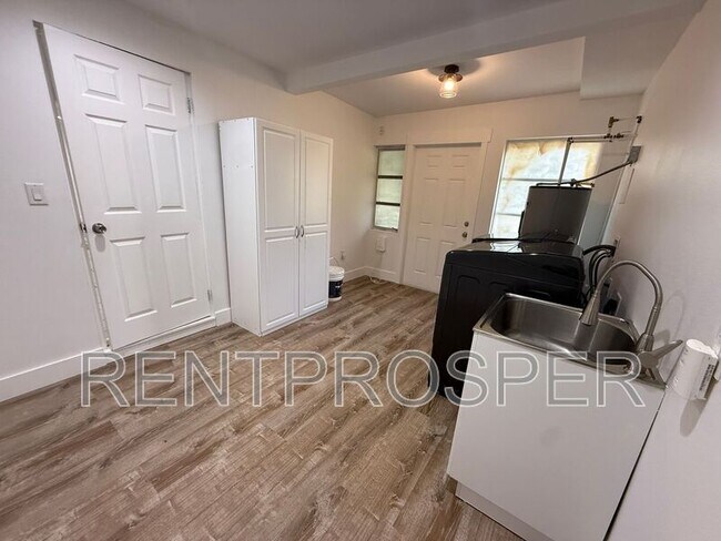 Building Photo - 1130 W Lake Brantley Rd