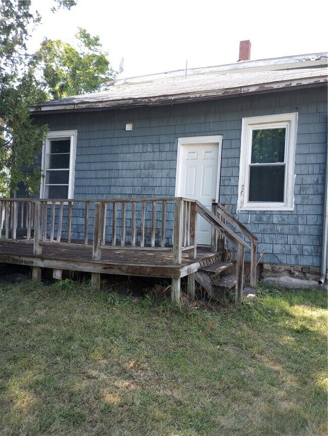 Building Photo - 81 Maple St