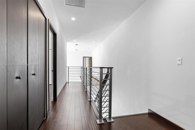 Building Photo - 3563 SW 1st Ave