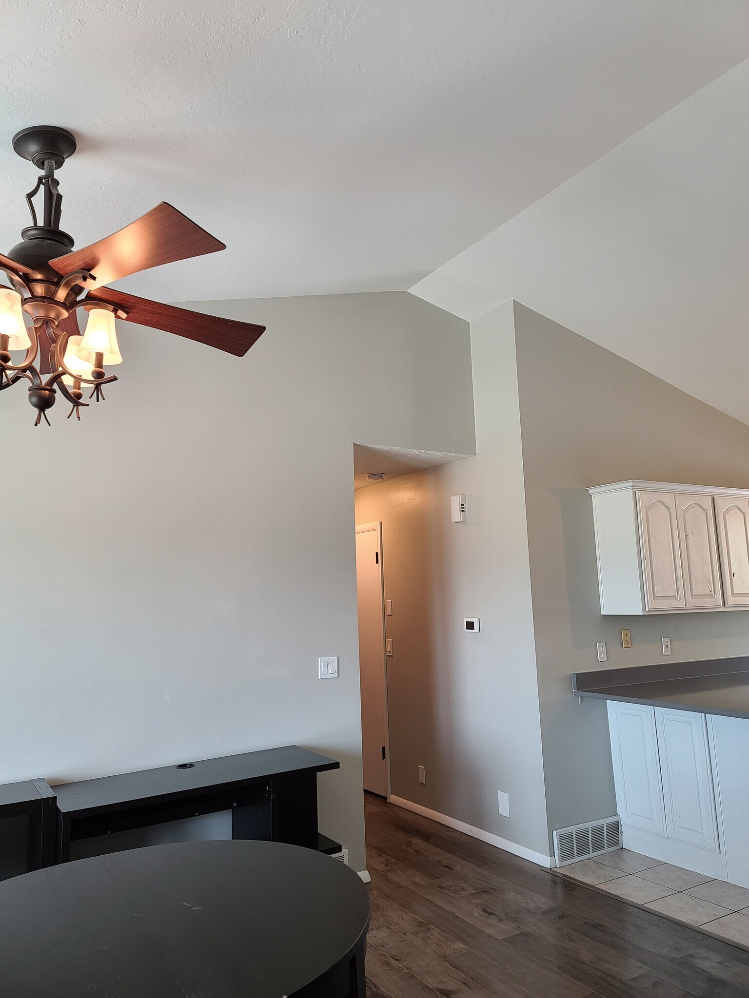 Building Photo - 940 W Red Oaks Dr