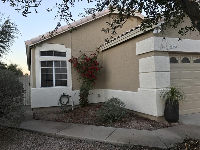 Building Photo - 1854 E Brentrup Dr
