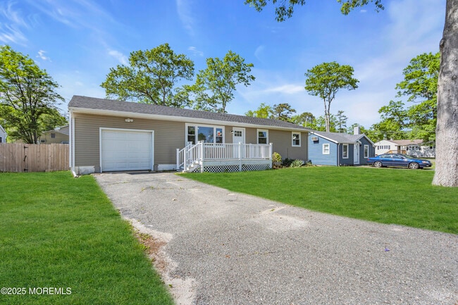 Building Photo - 1624 Joffre Rd