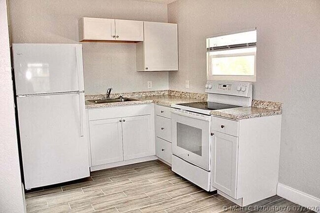 Building Photo - 305 Cypress Dr